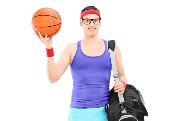 Atleta com saco esportivo e basquete — Fotografia de Stock