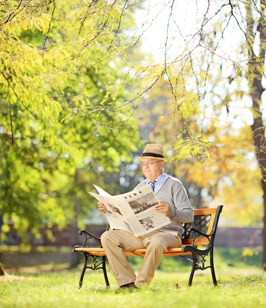 Älterer Herr liest Zeitung — Stockfoto