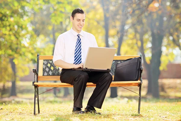 Biznesmen pracujący na laptopie — Zdjęcie stockowe