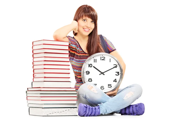 Chica sosteniendo gran reloj de pared — Foto de Stock