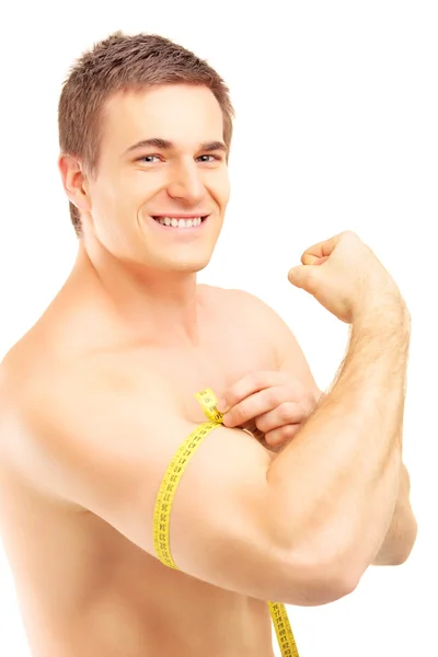 Człowiek pomiaru jego mięśni — Zdjęcie stockowe