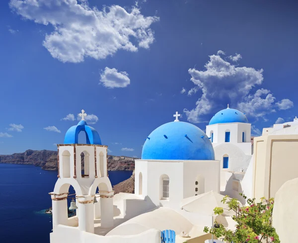 Blauwe koepelvormige kerk in oia dorp — Stockfoto