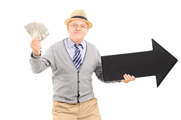 Senior holding geld en zwarte pijl — Stockfoto