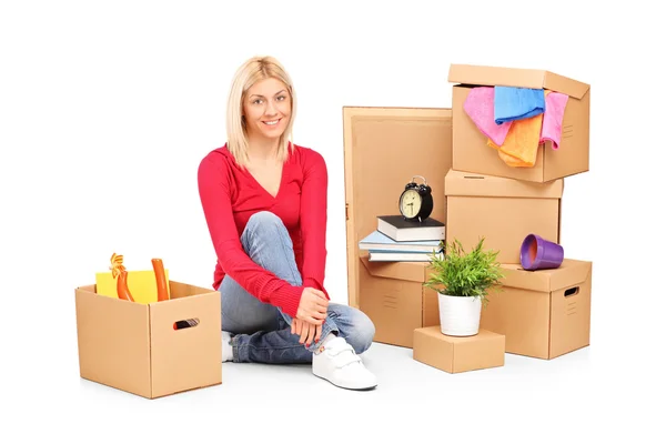 Vrouw rusten van verhuizen naar nieuw huis — Stockfoto