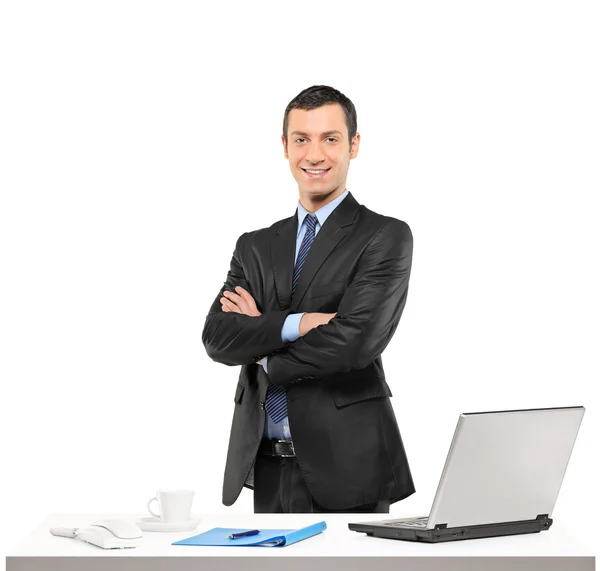 Ein selbstbewusster Geschäftsmann posiert an seinem Arbeitsplatz — Stockfoto