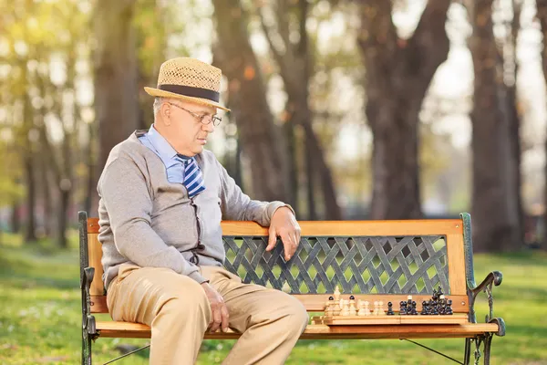 Solitario senior giocare a scacchi — Foto Stock