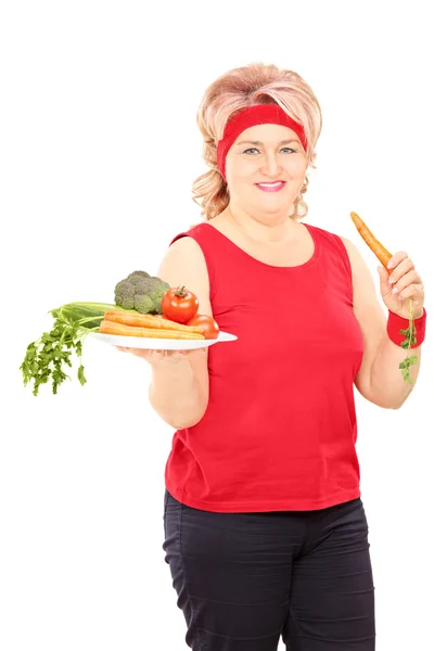 Женщина, держащая морковь — стоковое фото