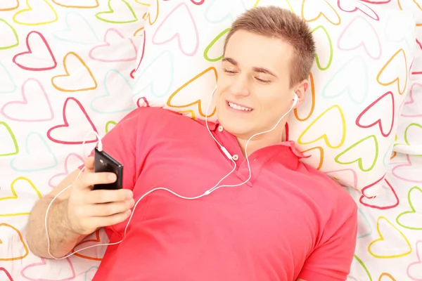 Man lying and listening music — Stock Photo, Image