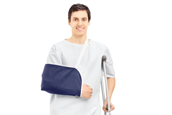 骨折した腕を持つ男性患者 — ストック写真