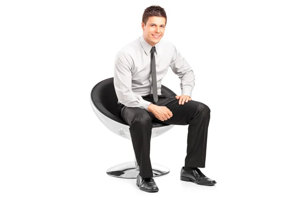 Красавчик сидящий на стуле — стоковое фото
