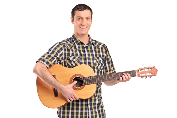 Mann spielt akustische Gitarre — Stockfoto