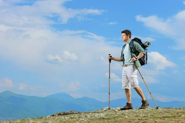 Hiker hiking in mountain — Stock Photo, Image