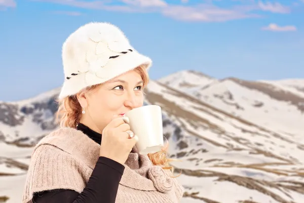 Mature smiling woman drinking tea — Stock Photo, Image