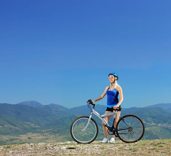 Feminino motociclista com bicicleta de montanha — Fotografia de Stock