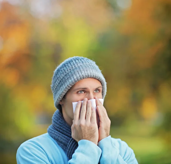 Geïnfecteerde mens zijn neus waait — Stockfoto