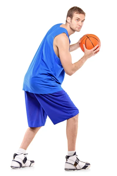 Basketballspieler mit Ball — Stockfoto