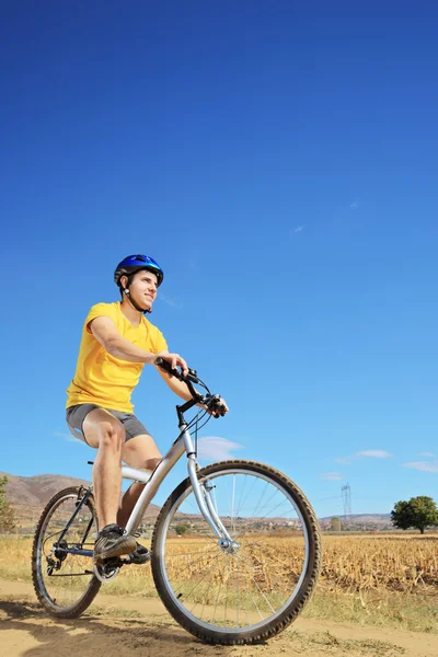 Masculino equitação bicicleta no ensolarado dia — Fotografia de Stock