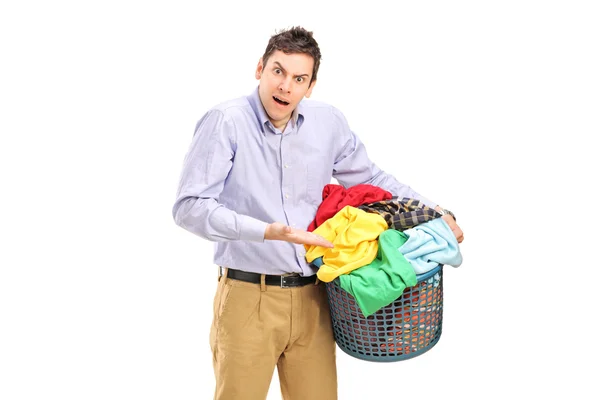 Homem segurando cesta de roupa — Fotografia de Stock