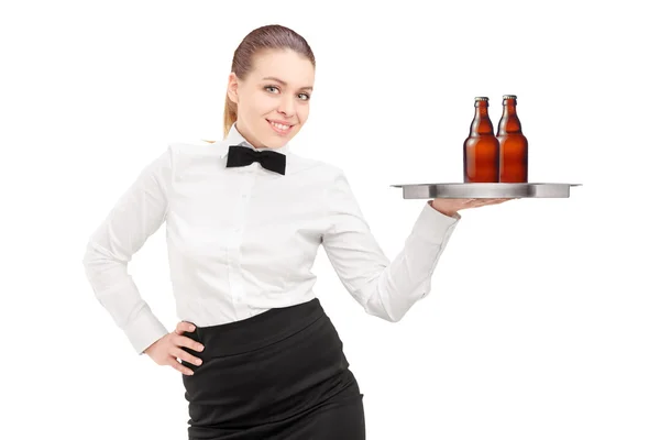 Garçonete segurando bandeja com cerveja — Fotografia de Stock