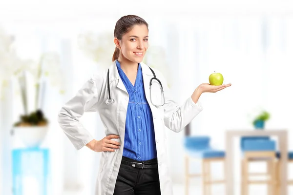 Arzt hält einen Apfel in der Hand — Stockfoto