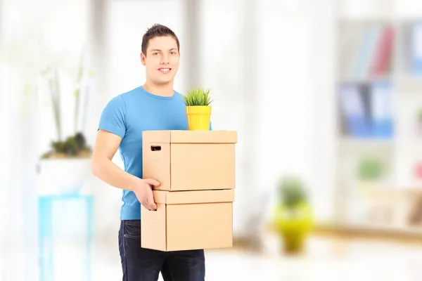 Guy carrying removal boxes — Stock Photo, Image