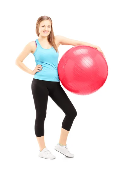 Jovem atleta feminina segurando bola fitness — Fotografia de Stock