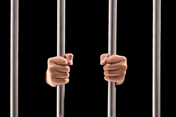 Männliche Hände, die Gefängnisgitter halten — Stockfoto