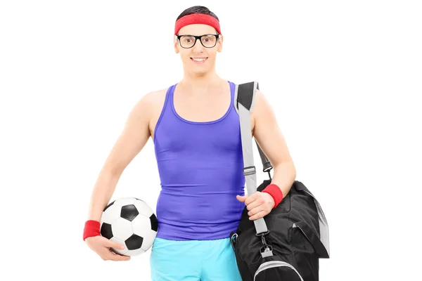 Ung idrottsman med sportväska håller en boll — Stockfoto