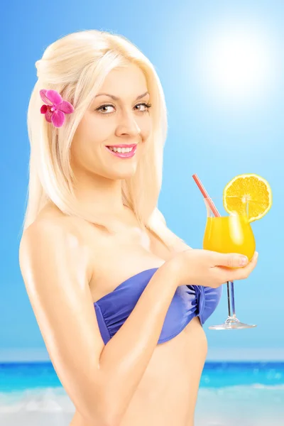 Female holding cocktail — Stock Photo, Image