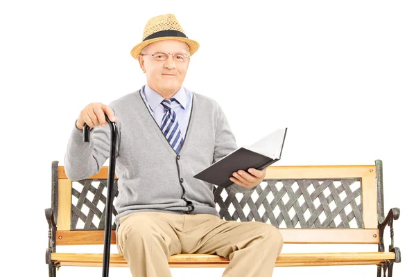 Senior die een boek leest — Stockfoto