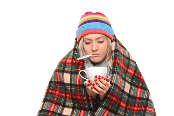 Mujer enferma sosteniendo la taza de té — Foto de Stock