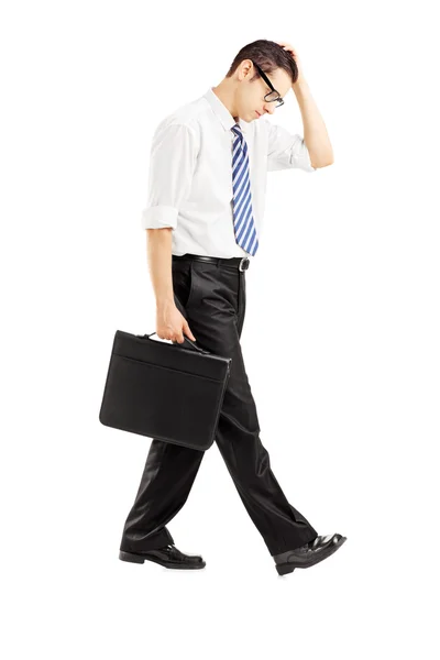 Uomo d'affari deluso che cammina con una valigetta — Foto Stock