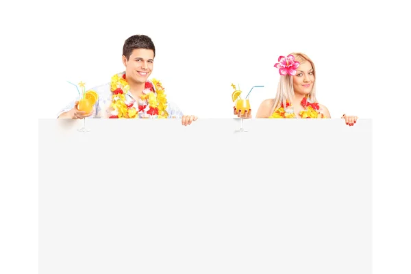 Couple dressed in hawaiian costume — Stock Photo, Image