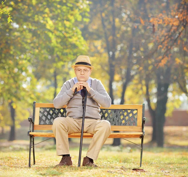 Mann sitzt auf Bank — Stockfoto