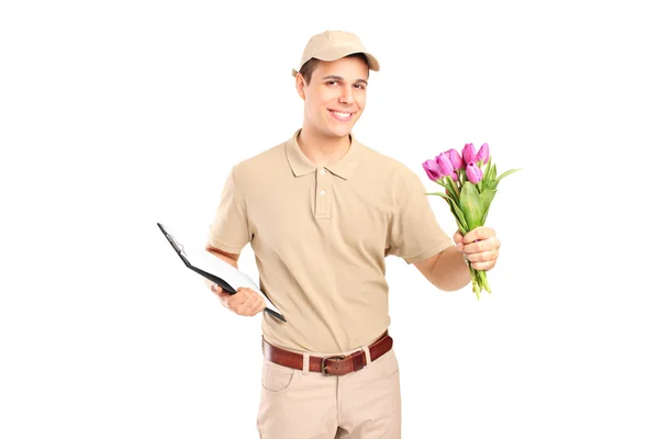 Lieferjunge hält Blumen in der Hand — Stockfoto