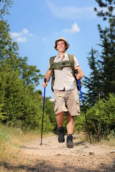 Giovane escursionista in montagna — Foto Stock