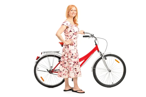 Bisiklet ile olgun kadın — Stok fotoğraf