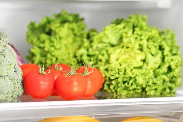 Różne warzywa w lodówce — Zdjęcie stockowe