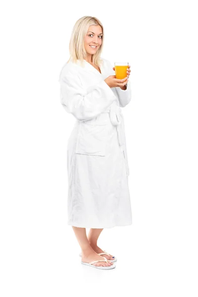 女人穿着浴袍喝果汁 — 图库照片
