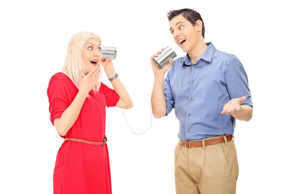 Uomo e donna che parlano attraverso la lattina — Foto Stock