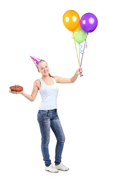 Femme tenant des ballons et gâteau — Photo