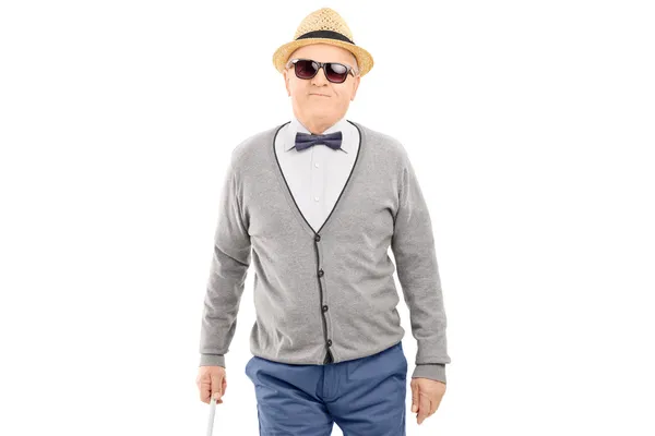 Senior gentleman wandelen met stok — Stockfoto