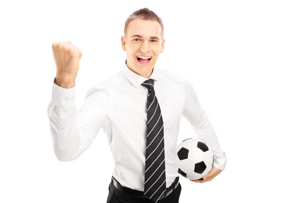 Uomo sorridente che tiene il pallone da calcio — Foto Stock