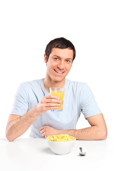 Jonge man bij het ontbijt — Stockfoto