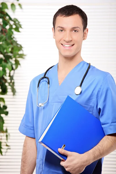 Healthcare professional holding folder — Stock Photo, Image