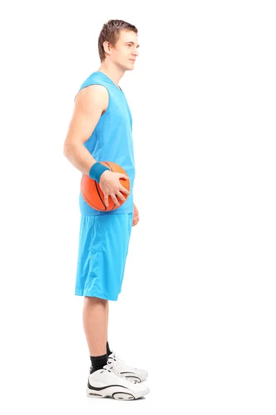 Basketballspieler mit Ball — Stockfoto