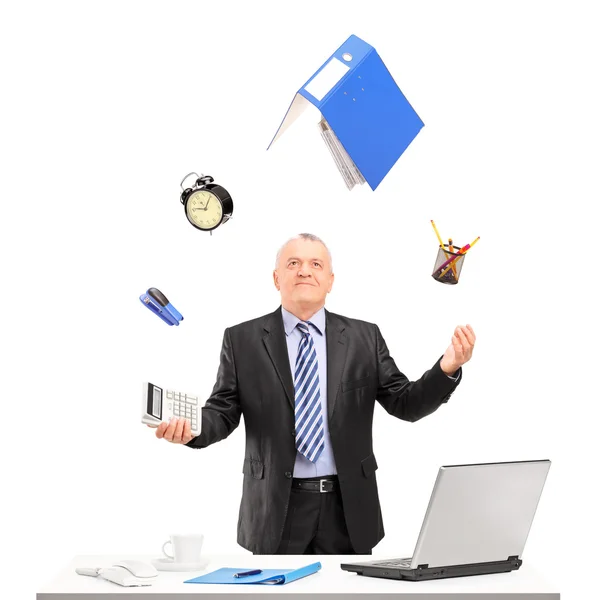 Volwassen zakenman jongleren in office — Stockfoto