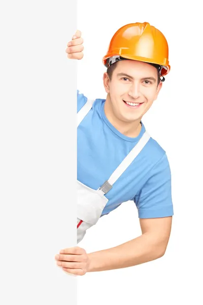 Trabajador masculino detrás del panel en blanco — Foto de Stock