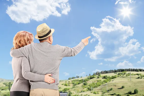 Happy couple looking at sky — Stock Photo, Image