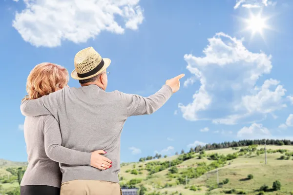 Pareja feliz mirando al cielo — Foto de Stock